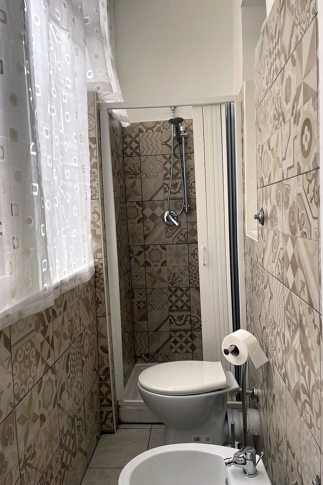 Bagno privato con doccia e maioliche decorate, Una Notte a Napoli