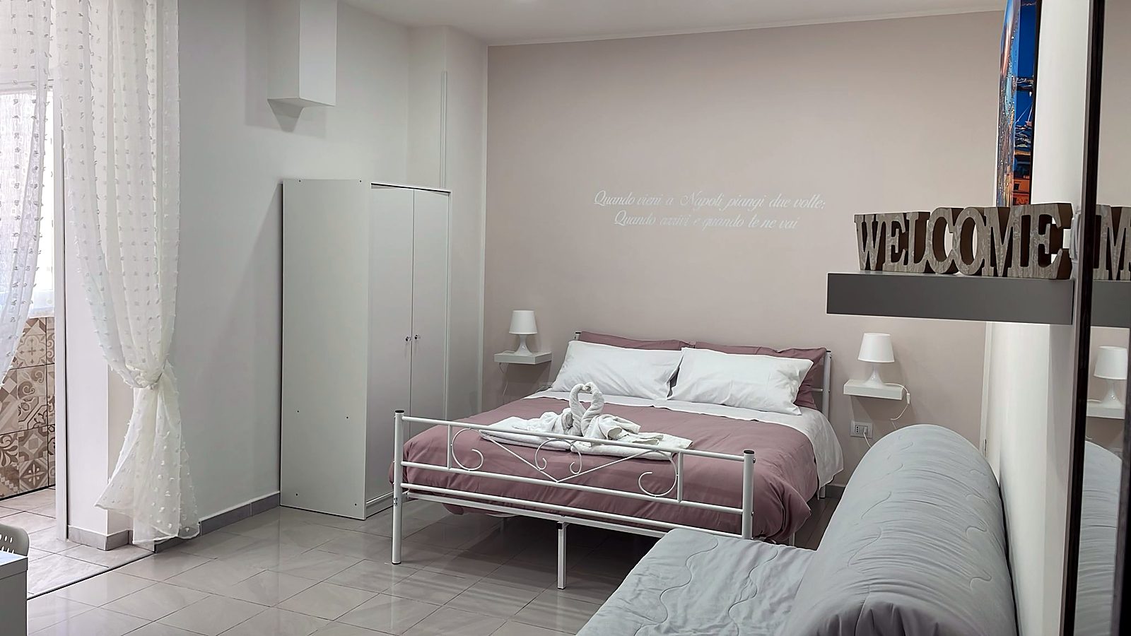 Camera ampia con letto matrimoniale e divano letto, Una Notte a Napoli