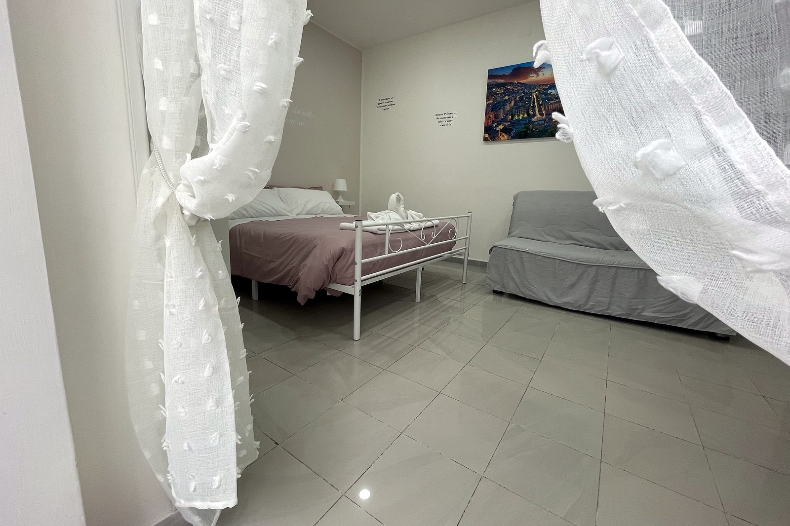 Camera con letto matrimoniale e divano letto, Una Notte a Napoli, camera per 4 ospiti vicino all'aeroporto