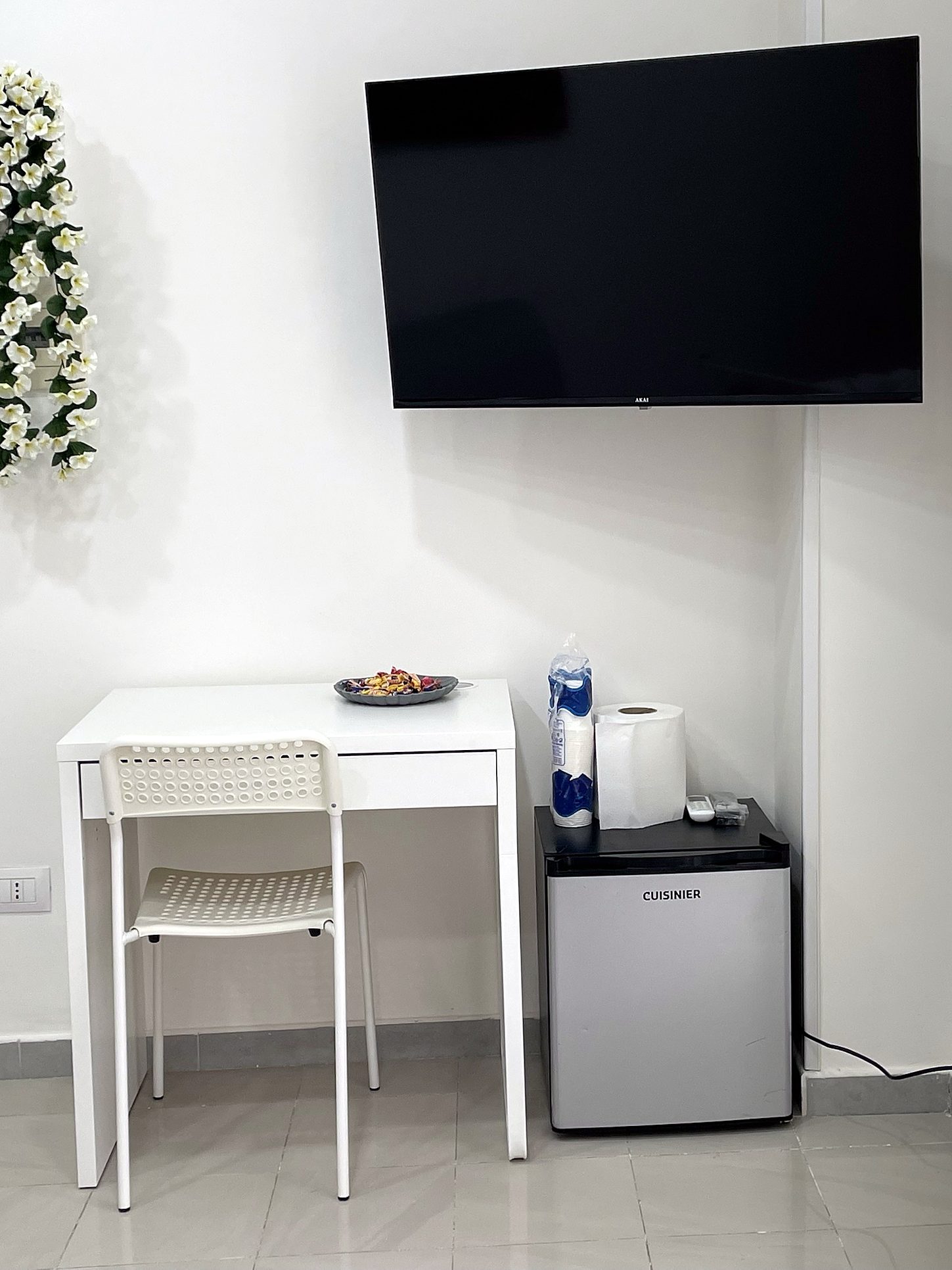 Angolo con scrivania, TV, frigo e aria condizionata, Una Notte a Napoli