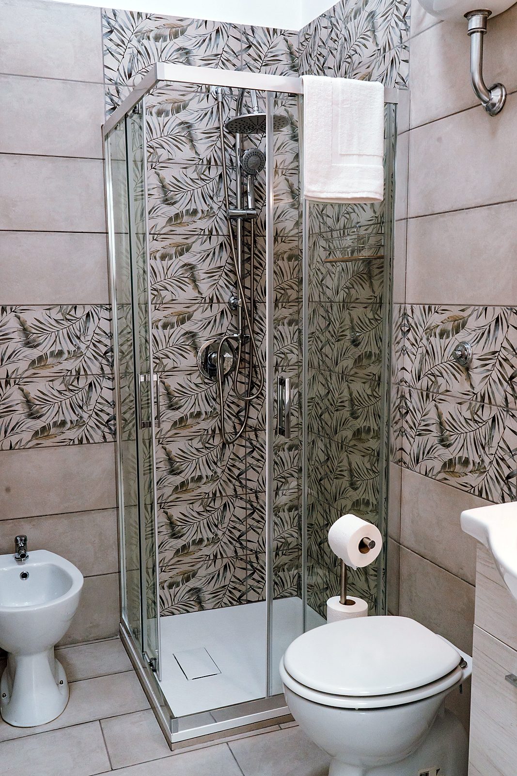 Bagno privato con doccia in vetro, camera Sophia, GGGrow Santa Brigida, Napoli