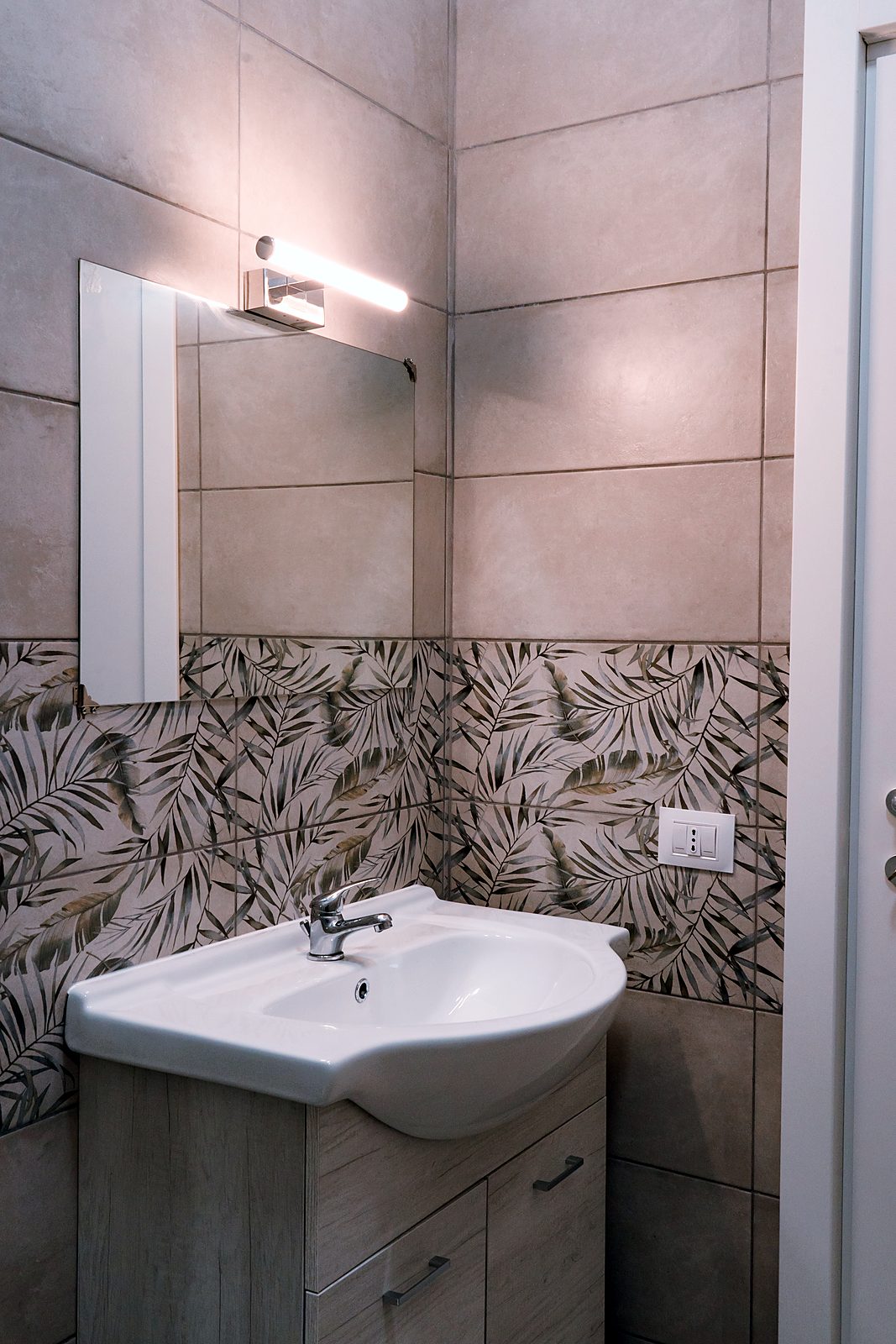 Bagno privato con lavabo e piastrelle a foglie, camera Sophia, GGGrow Santa Brigida