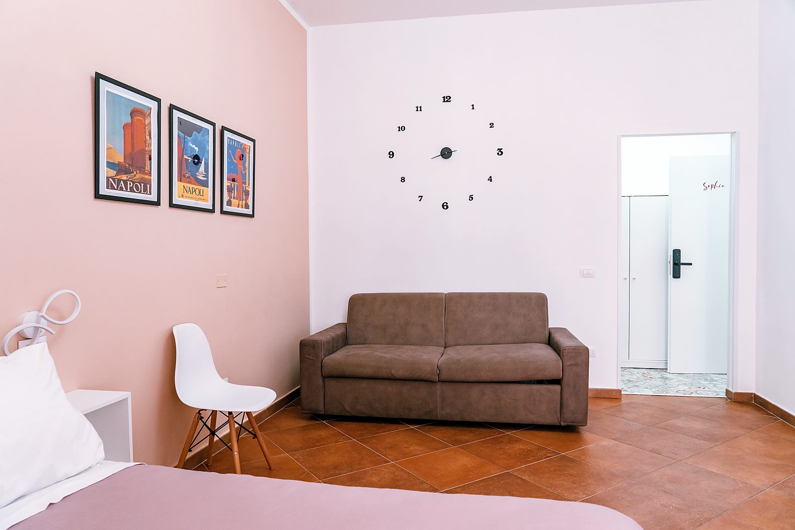 Divano letto e poster di Napoli, camera Sophia, GGGrow Santa Brigida