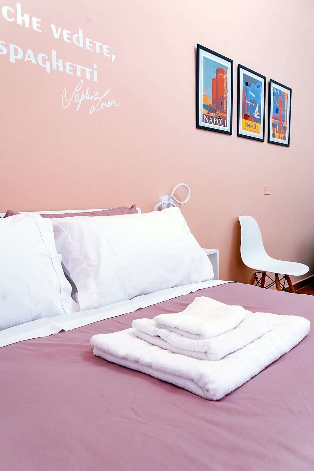 Letto con asciugamani e poster di Napoli, camera Sophia, GGGrow Santa Brigida