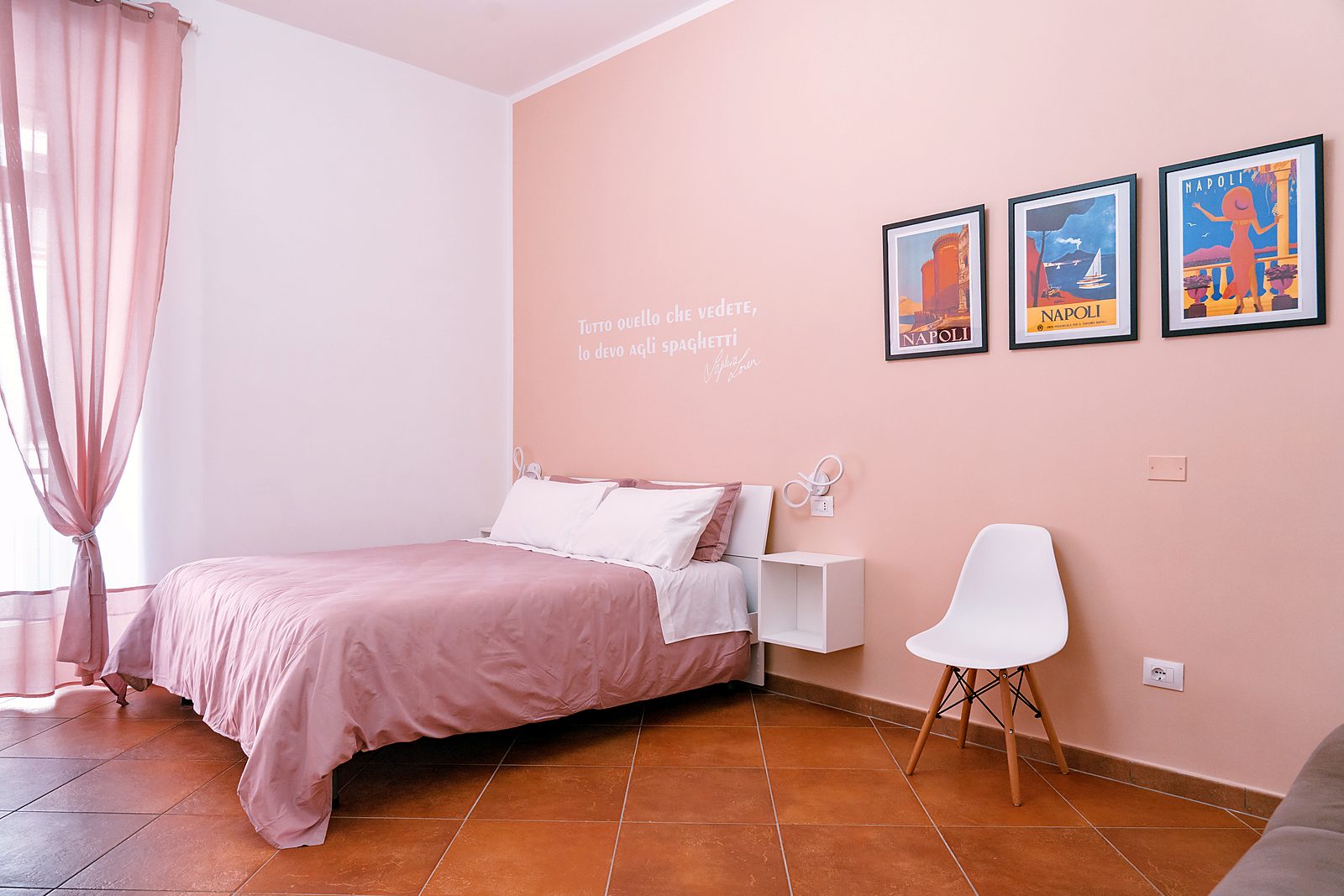 Camera Sophia con letto matrimoniale rosa e frase di Sophia Loren, GGGrow Santa Brigida, Napoli centro