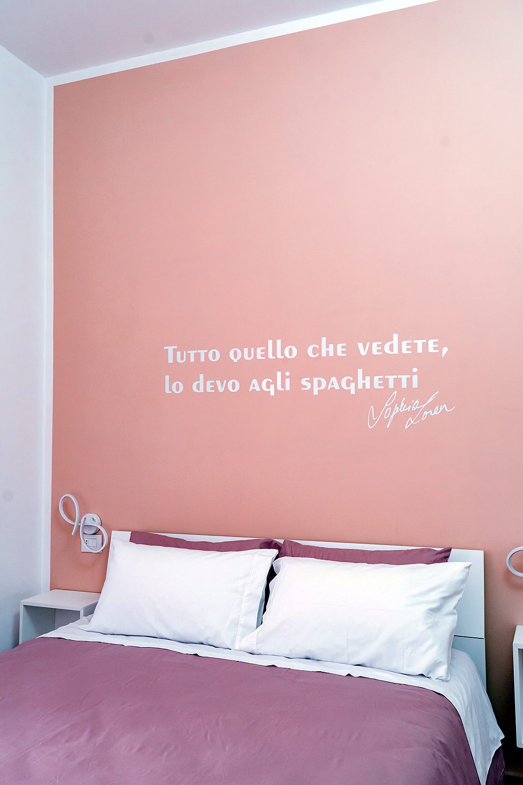 Testata del letto con la frase di Sophia Loren, camera Sophia, GGGrow Santa Brigida