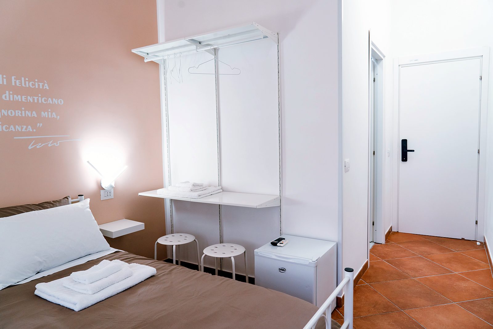Camera Totò con appendiabiti e mini frigo, GGGrow Santa Brigida, Napoli