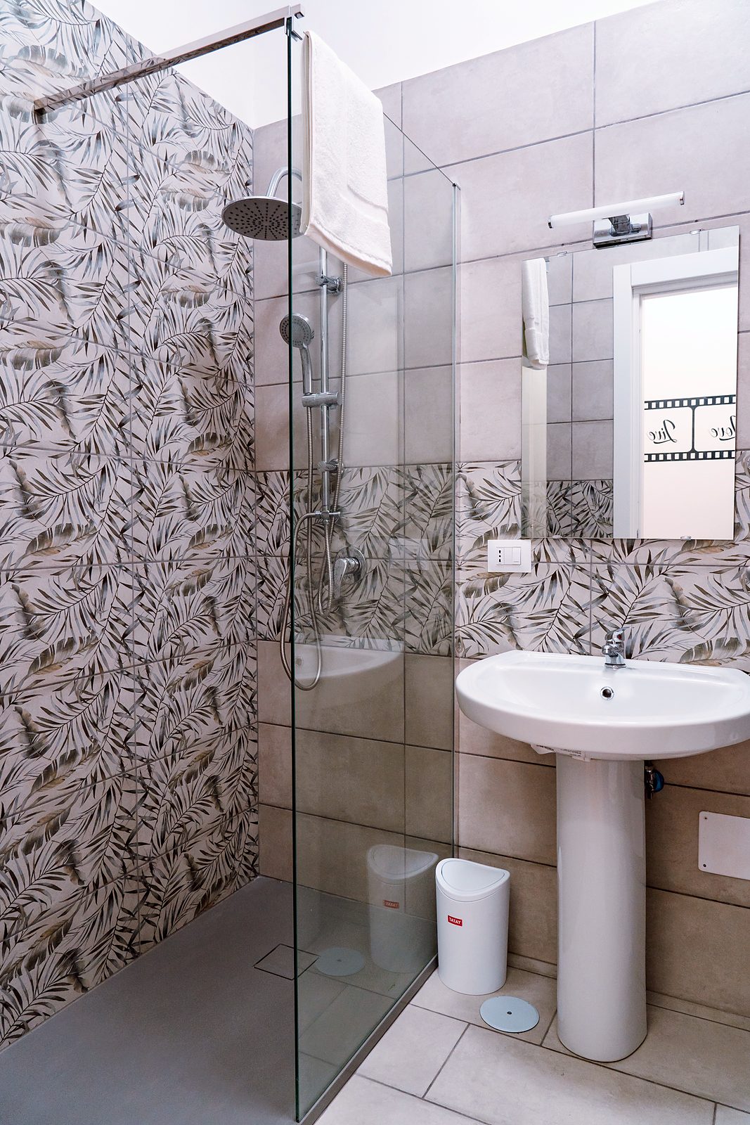 Bagno privato con doccia in vetro e piastrelle a foglie, camera Totò, GGGrow Santa Brigida
