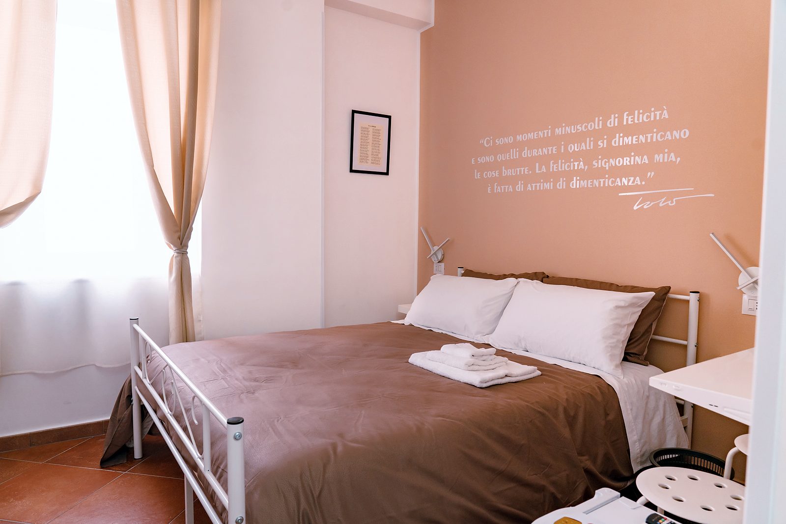 Camera Totò con letto matrimoniale e tende, GGGrow Santa Brigida, Napoli centro