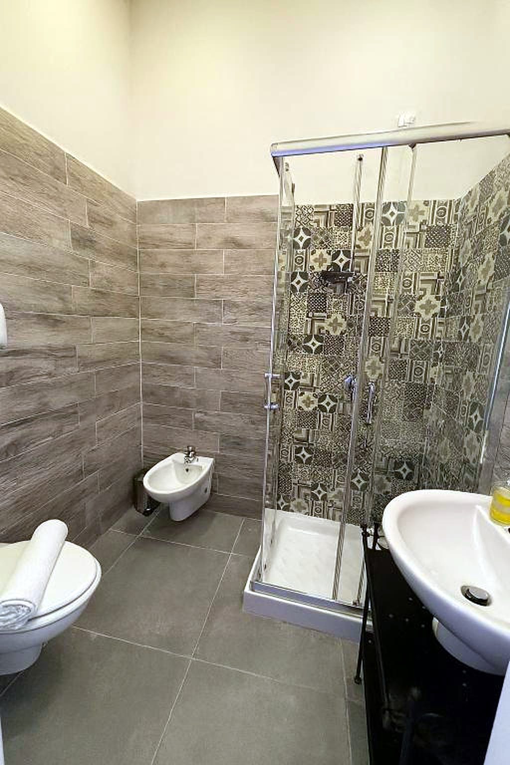 Bagno privato con doccia ad angolo e maioliche, camera Cuntrora, GGRoom San Giovanni
