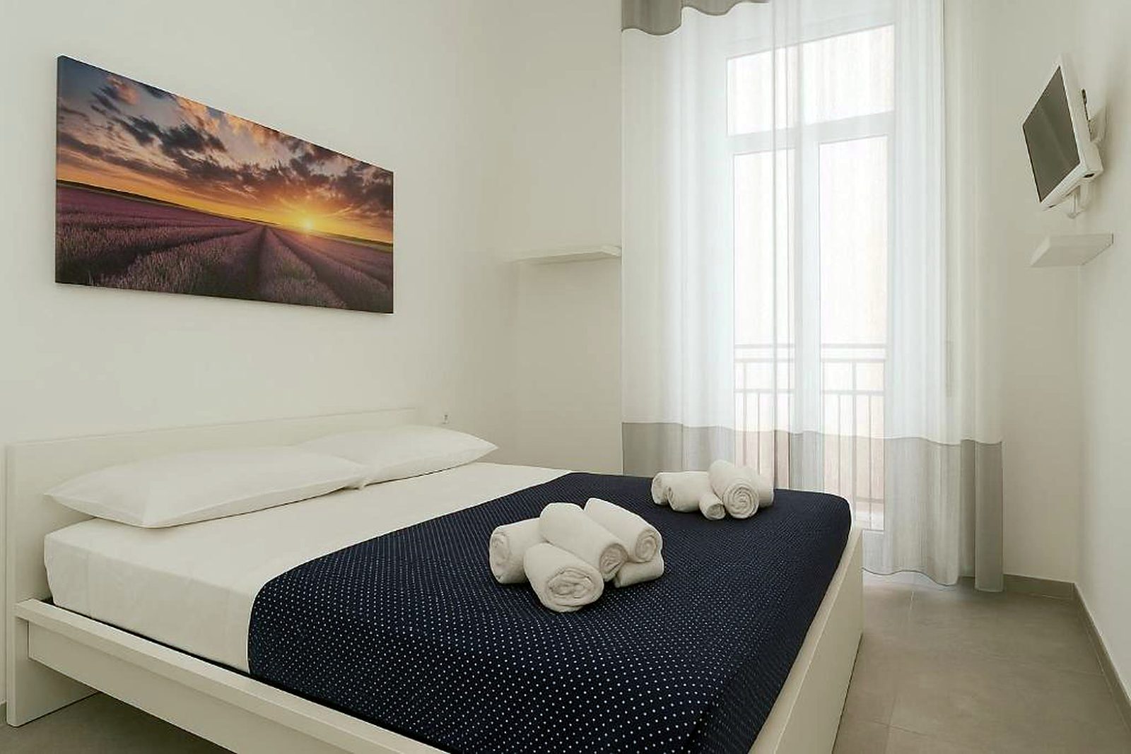 Camera Cuntrora con letto matrimoniale e quadro del campo di lavanda, GGRoom San Giovanni, Napoli