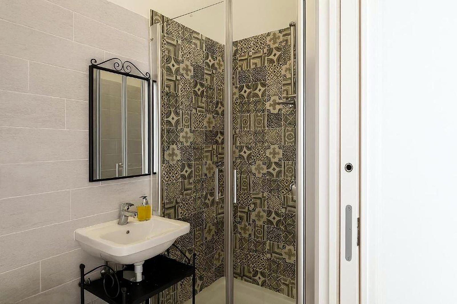 Bagno privato con lavabo, specchio e doccia a maioliche, camera Fenestrella, GGRoom San Giovanni