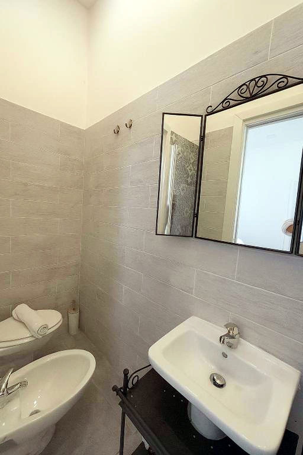 Bagno della camera Fenestrella con specchio a tre ante, GGRoom San Giovanni