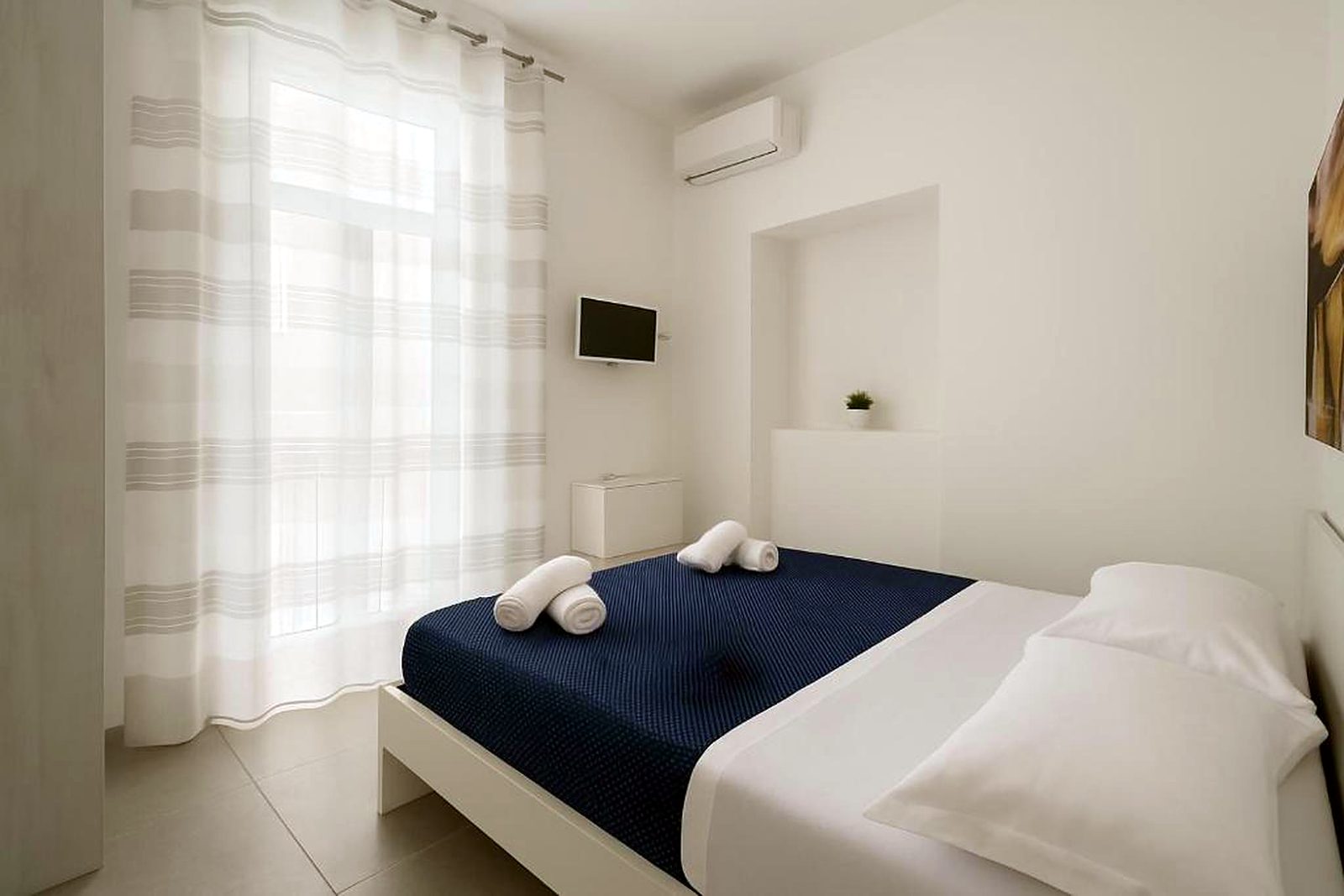 Camera Fenestrella con tende a righe e letto blu, GGRoom San Giovanni, Napoli centro