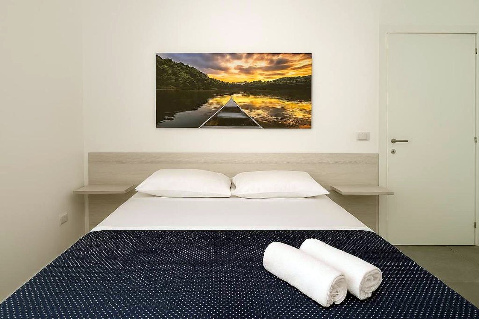Camera Fenestrella con letto matrimoniale e quadro della canoa al tramonto, GGRoom San Giovanni, Napoli