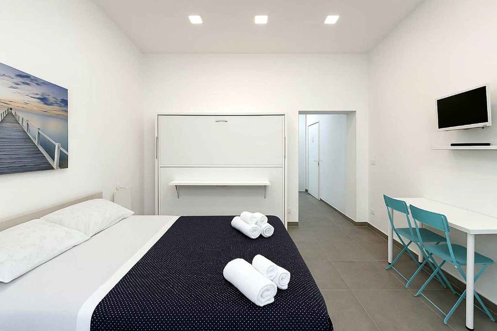 Camera 'O Sole Mio con letto a castello a scomparsa, scrivania e TV, GGRoom San Giovanni, Napoli