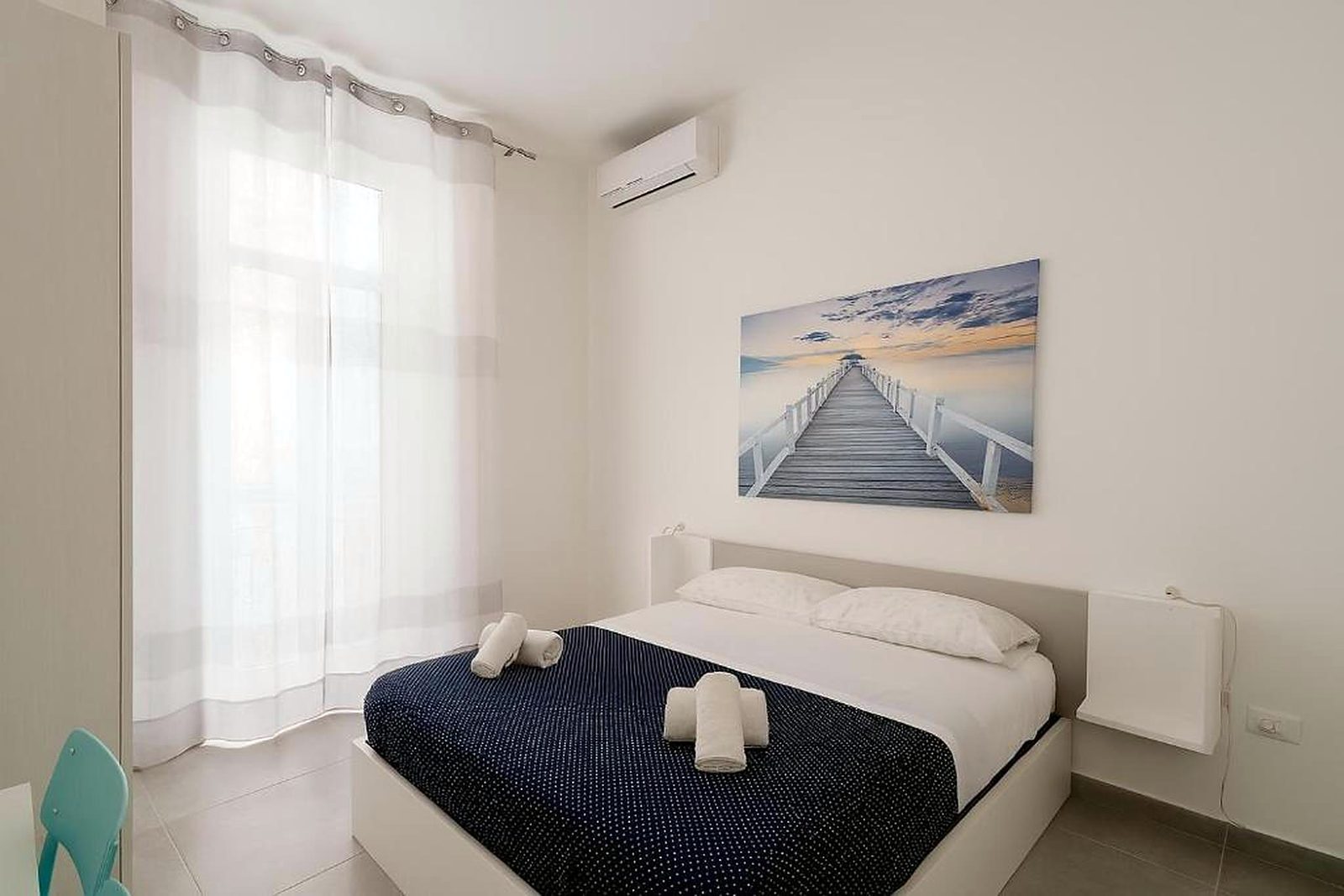 Camera 'O Sole Mio con letto matrimoniale e quadro del molo, GGRoom San Giovanni, Napoli centro