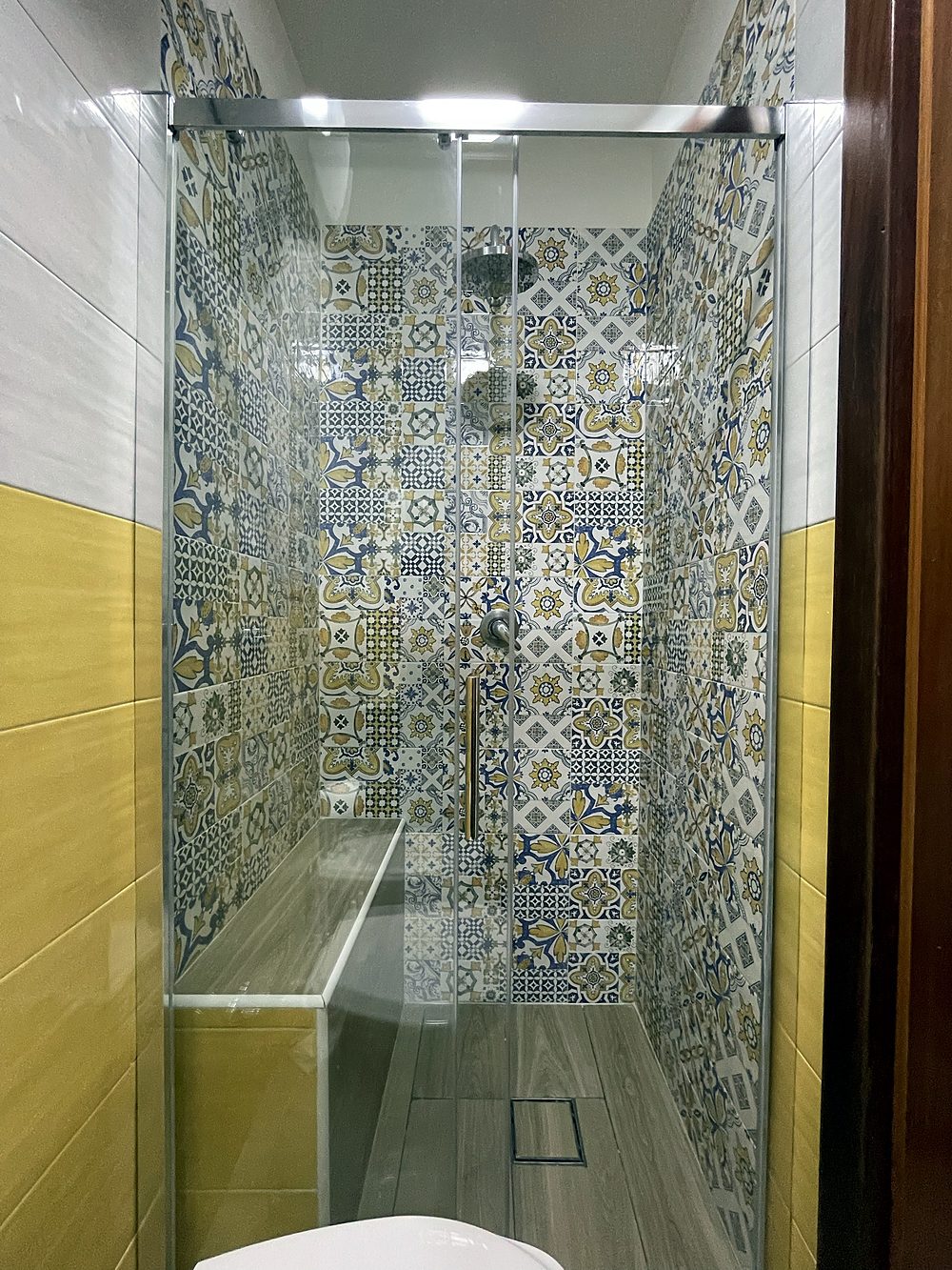 Bagno privato con doccia e maioliche decorate in blu e giallo, La Terrazza di Bellavista, Napoli