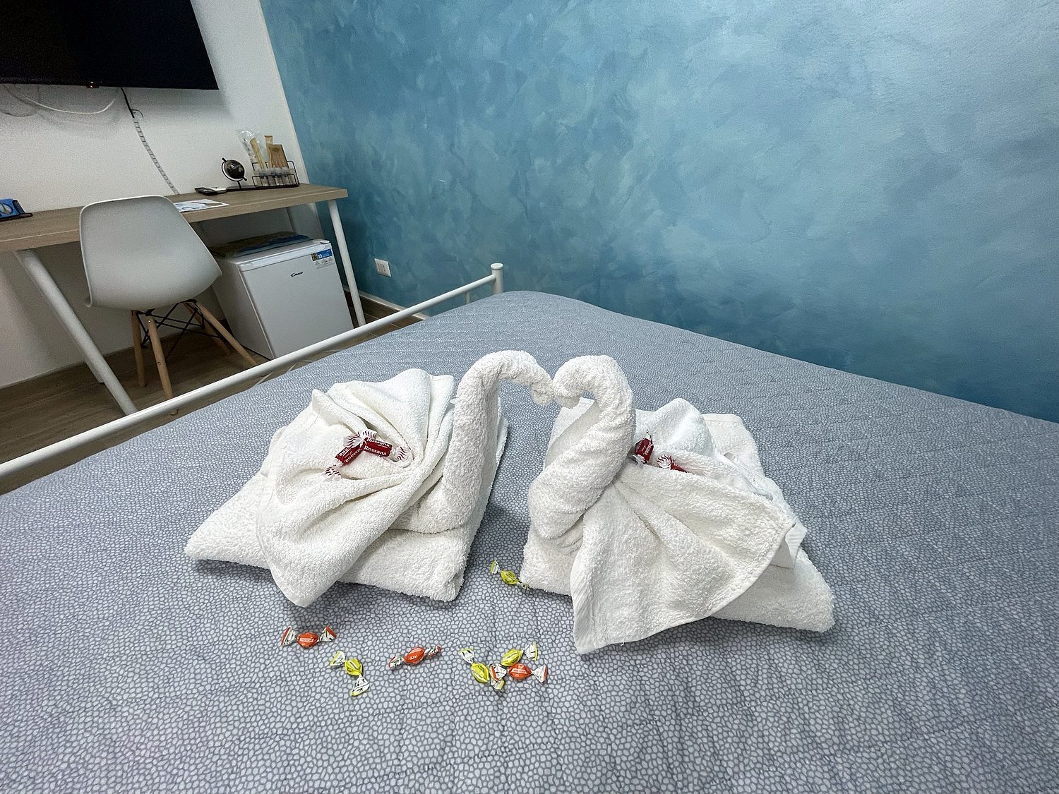 Letto matrimoniale con asciugamani a forma di cigno e caramelle di benvenuto, La Terrazza di Bellavista, Napoli