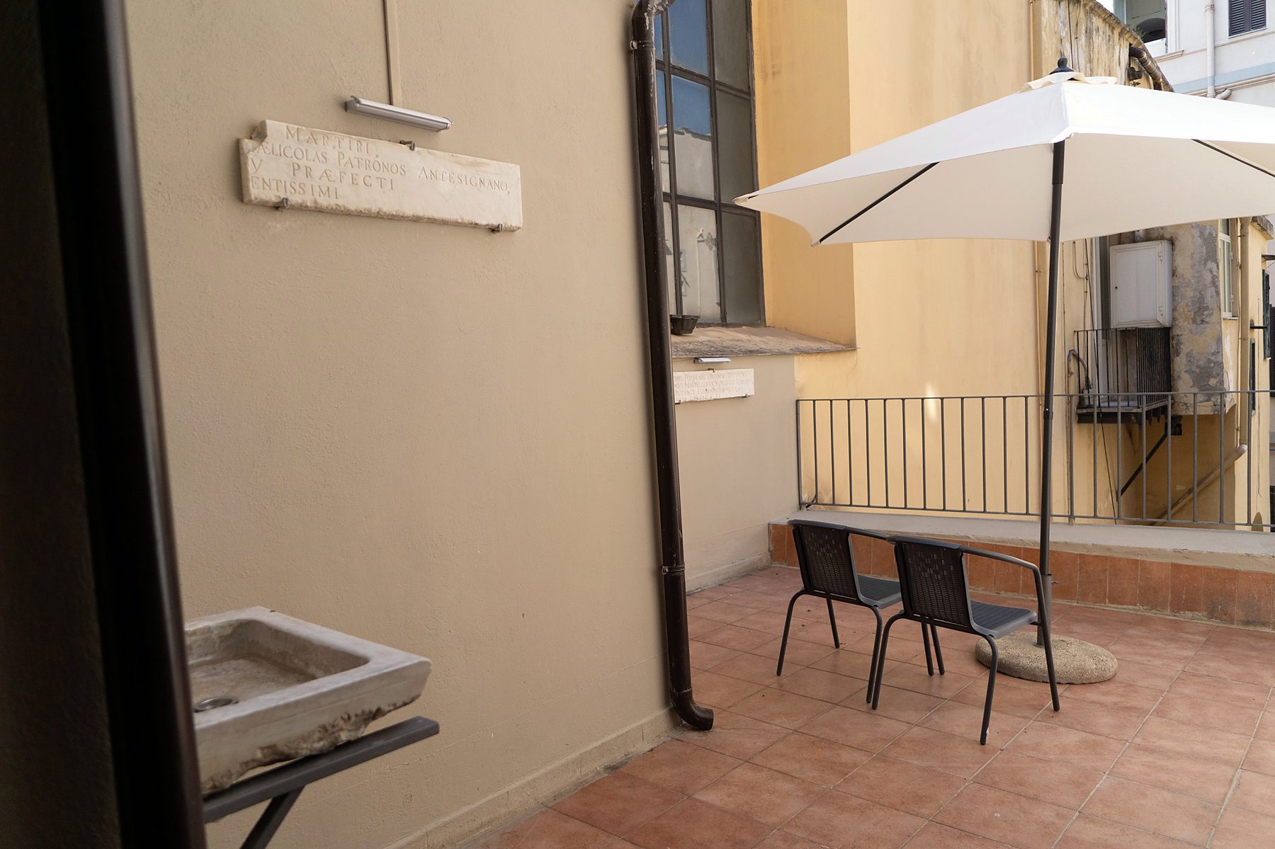 Terrazza privata con ombrellone e sedie, La terrazza di Bellavista nel centro storico di Napoli