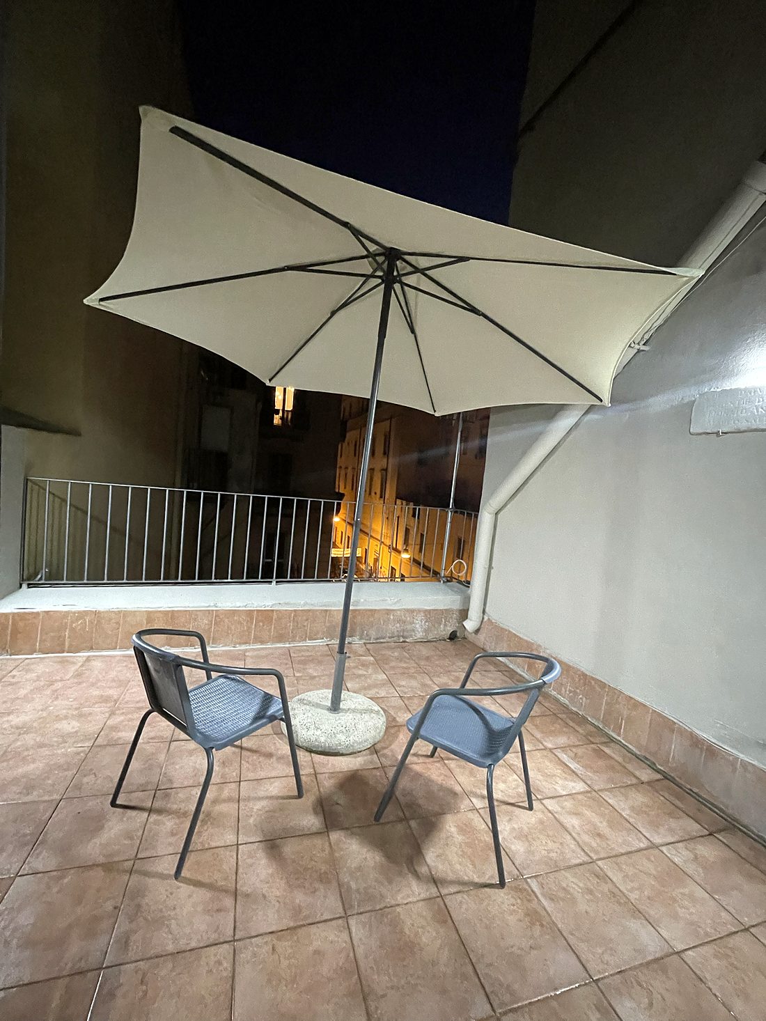 Terrazza privata di sera con ombrellone e luci del vicolo, La Terrazza di Bellavista, Napoli