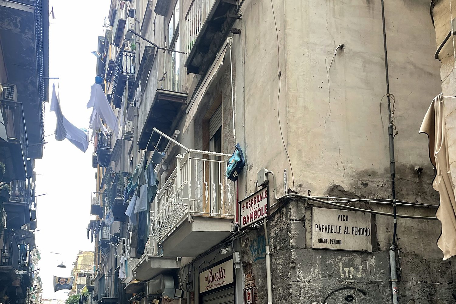 Targa di Vico Paparelle al Pendino nel centro storico di Napoli