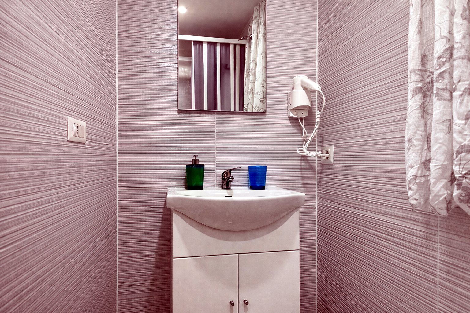 Bagno privato con lavabo e piastrelle grigie, appartamento Tutta 'nata storia, Napoli